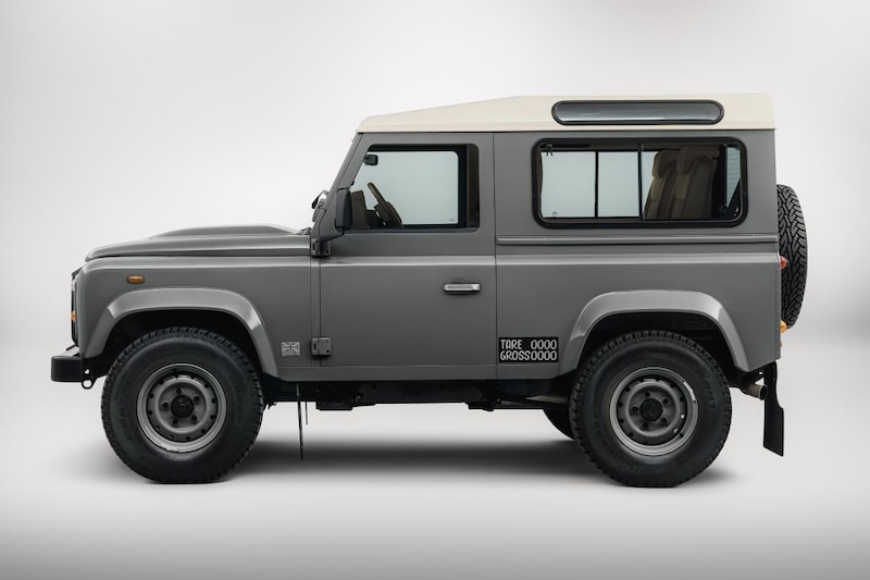 Oude Land Rover Defender Maakt Rentree Als Works V Daktari Edition