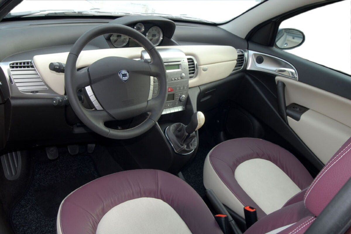 Lancia Ypsilon 1 4 16v Sport MomoDesign 2008 Review