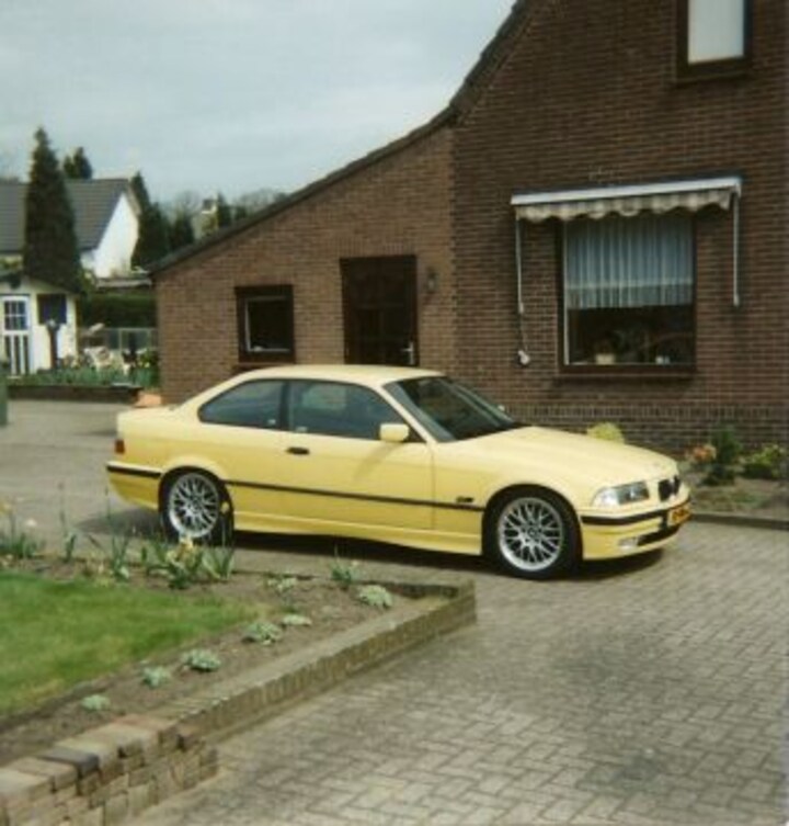 BMW 318is Coupe E2