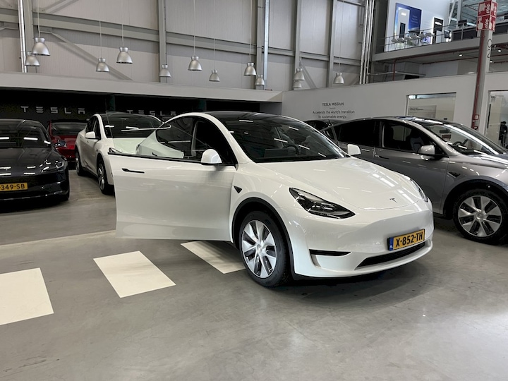 Tesla Model Y (2024)