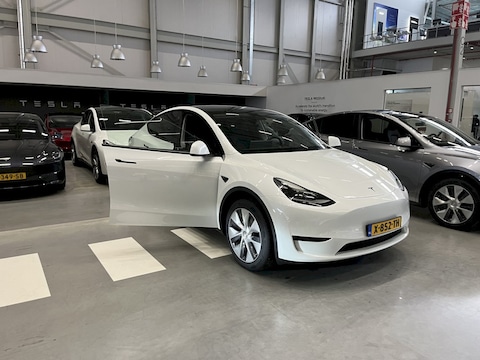 Tesla Model Y (2024)