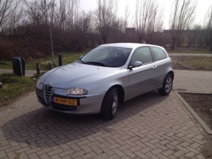 Alfa Romeo 147 2.0 T.Spark 16V Selespeed Distinctive (2001)
