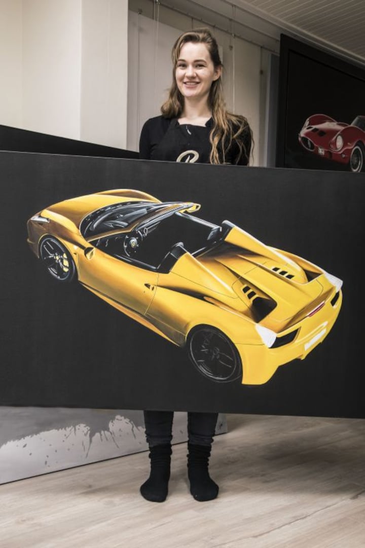 Brigitt Reuvers schildert supercars en klassiekers