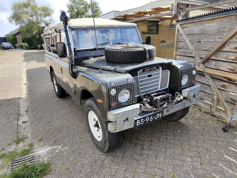 Land Rover 109 (1977)