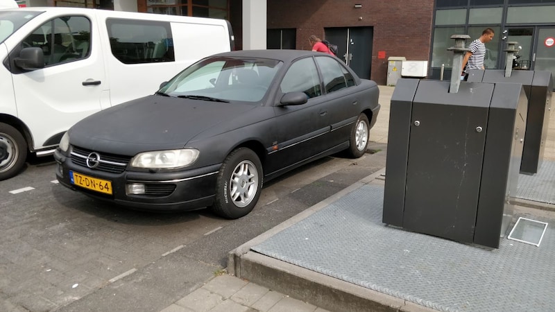 Opel Omega 2.0i-16V Sport (1998)