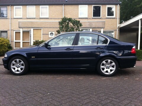 BMW 320i Executive (2001)