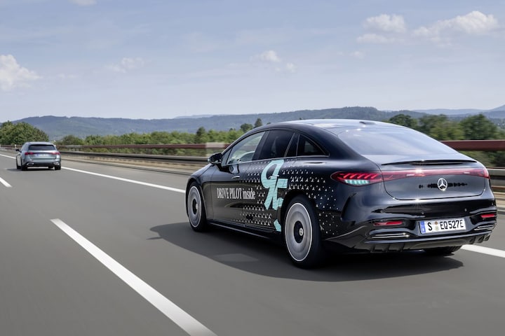 Mercedes-Benz level 3 met blauwe verlichting