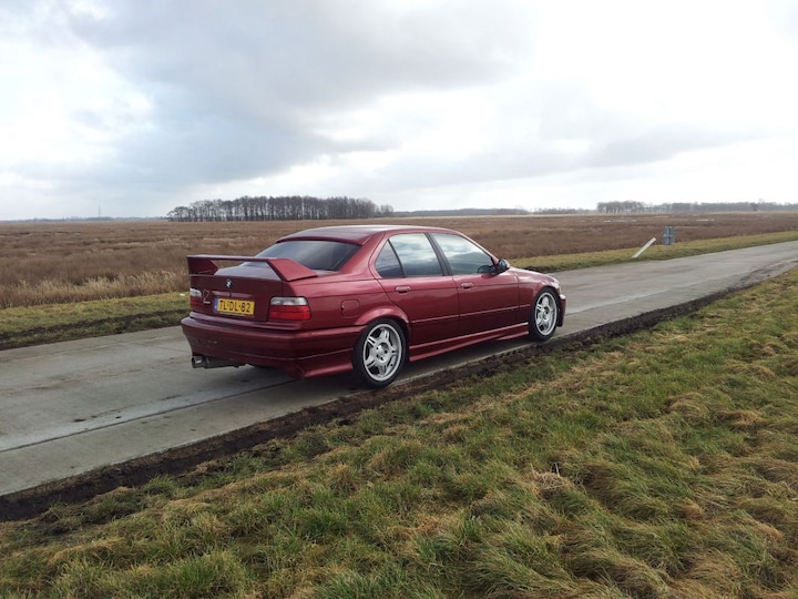 BMW 325i (1992)