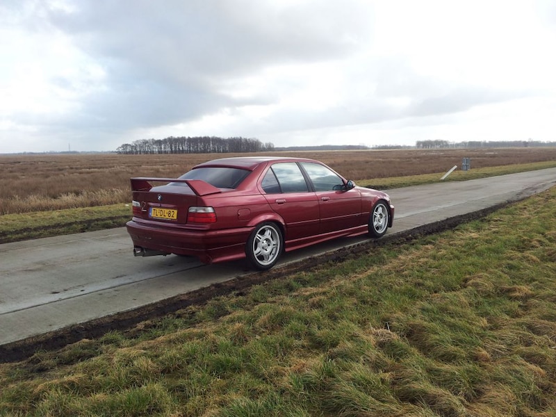 BMW 325i (1992)