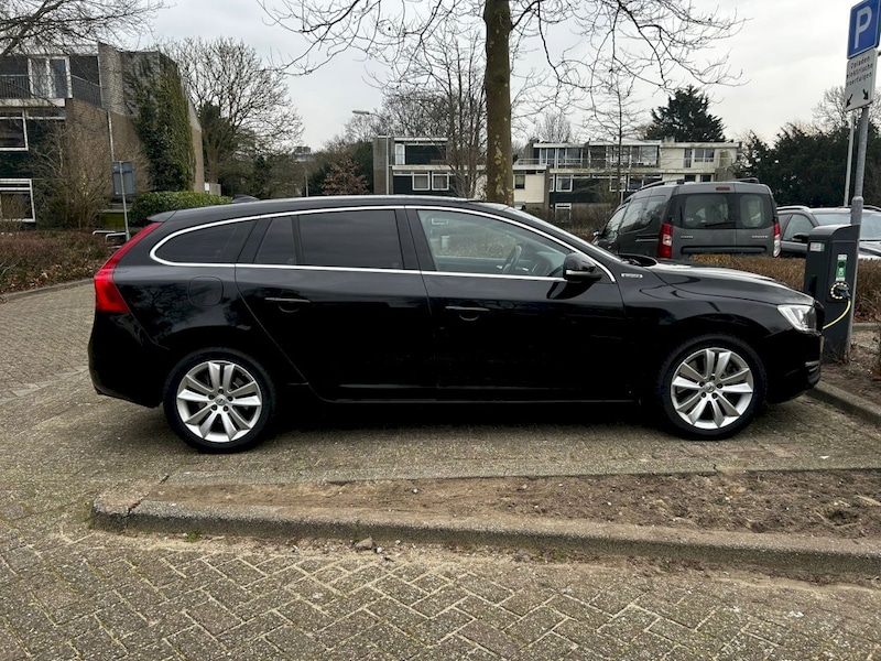 Volvo V60 D5 Momentum (2017)