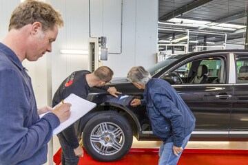 AW2223-klokje rond Porsche Cayenne S
