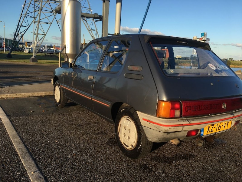 Peugeot 205 XE/Accent 1.1i (1990)