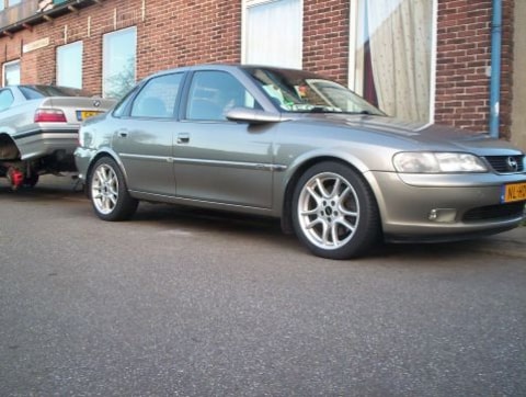 Opel Vectra 2.5i-V6 CDX (1996)