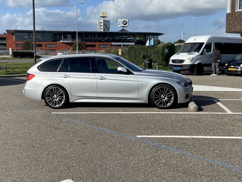 BMW 320i Touring High Executive