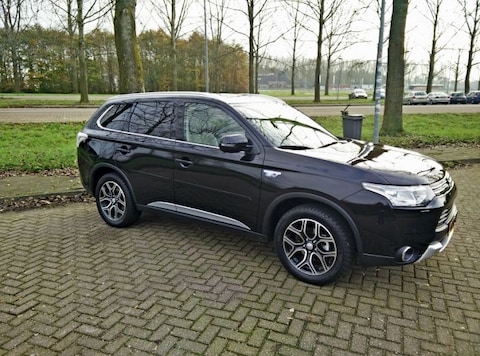 Mitsubishi Outlander PHEV Instyle+ (2014)