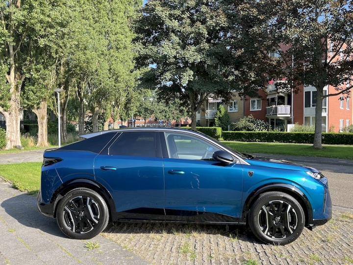 Peugeot e-3008 GT Advantage 73kWh 210 (2025)