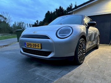 Mini Cooper E Favoured Trim (2024)