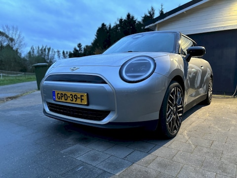 Mini Cooper E Favoured Trim