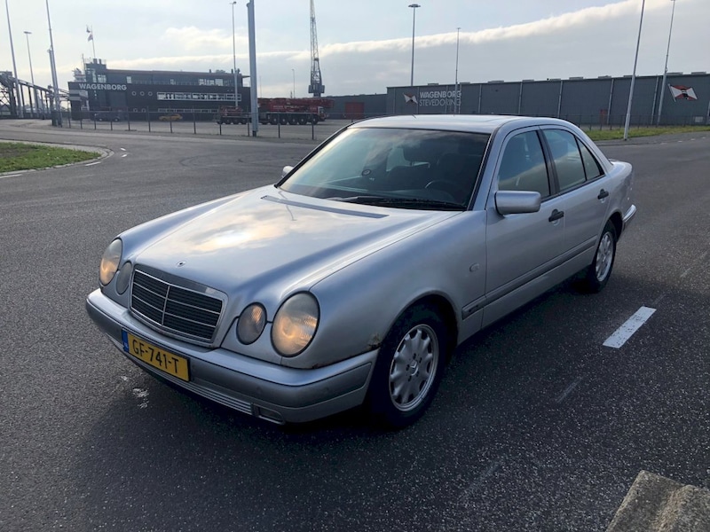 Mercedes-Benz E 200 CDI Classic (1999)