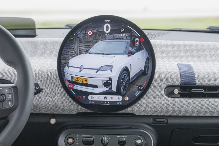 Dubbeltest met video: Renault 5 vs. Mini Cooper E - AutoWeek