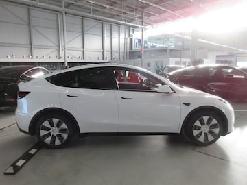 Tesla Model Y (2023)