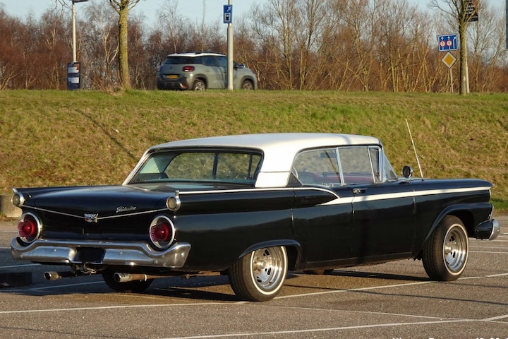 Ford Fairlane 500