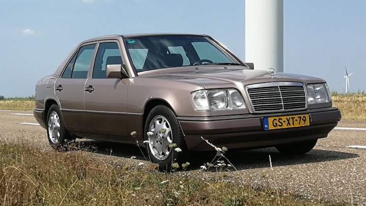 Mercedes-Benz E 220 (1993)