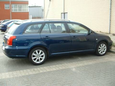 Toyota Avensis Wagon 2.0 D-4D Linea Luna (2005)