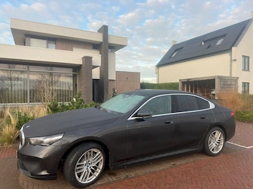 BMW i5 (2023)