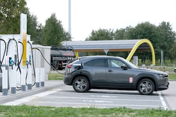 'Er zijn te weinig laadpunten voor stekkerauto's in de EU'