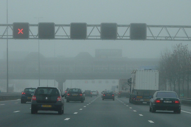 Afgesloten spitsstrook mist snelweg A4 rood kruis