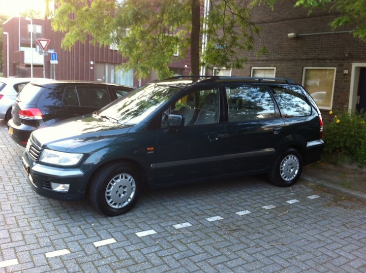 Mitsubishi Space Wagon 2.4 GLXi (1999)