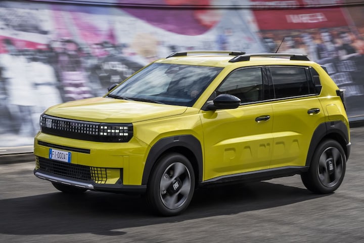 Fiat Grande Panda (2025) rijdend op Lingotto dak Turijn