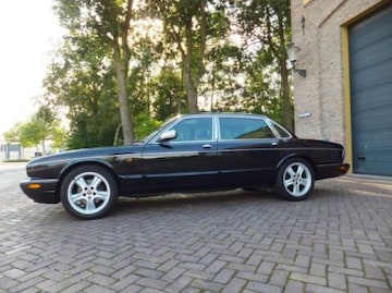 Daimler V8 LWB 4.0 (1997)