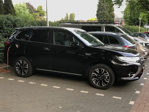 Mitsubishi Outlander PHEV Instyle+ (2015)