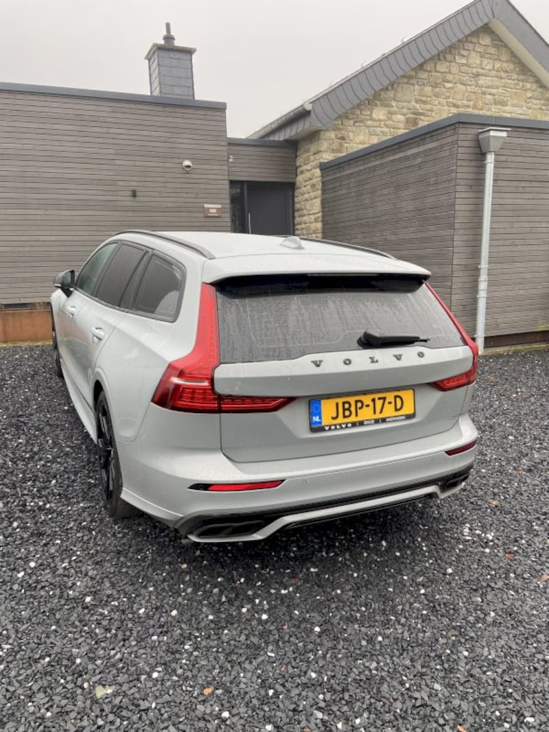 Volvo V60 T6 Plug-in Hybrid AWD Essential (2025)