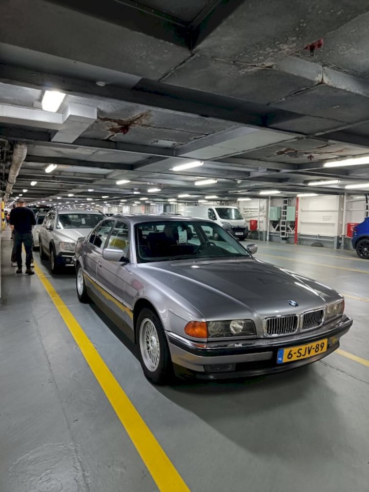 BMW 735i Executive (1998)