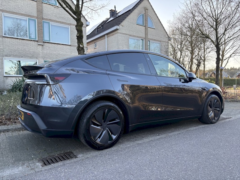 Tesla Model Y Premium AWD (2025)