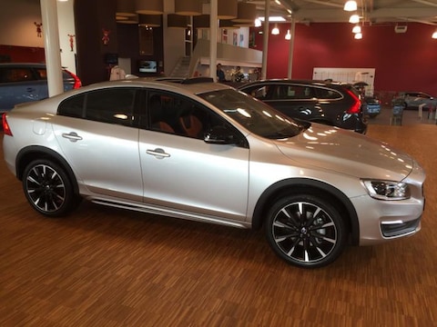 Volvo S60 Cross Country D4 Summum (2016)