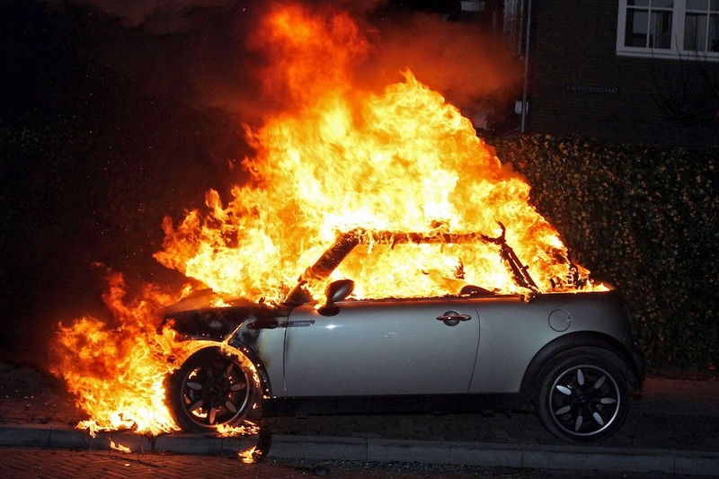 Grote brand op parkeerplaats bij Schiphol, 40 tot 50 auto's verwoest