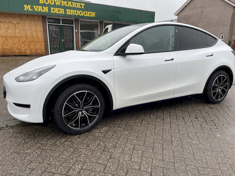 Tesla Model Y (2022)
