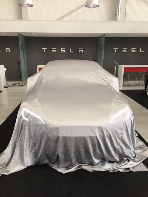 Tesla Model S 85D (2015)