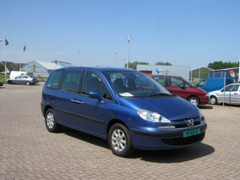 Peugeot 807 ST 2.2-16V