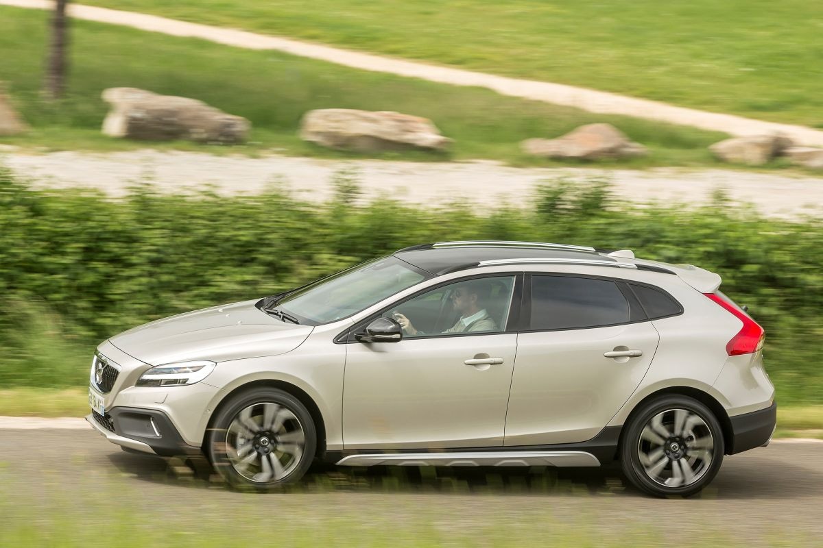 Volvo V40 Cross Country T3 Polar+ Luxury (2019) #2 review