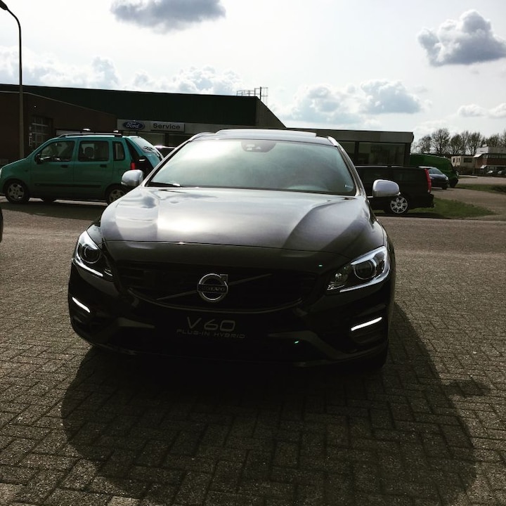 Volvo V60 D6 AWD Twin Engine R-Design (2015)