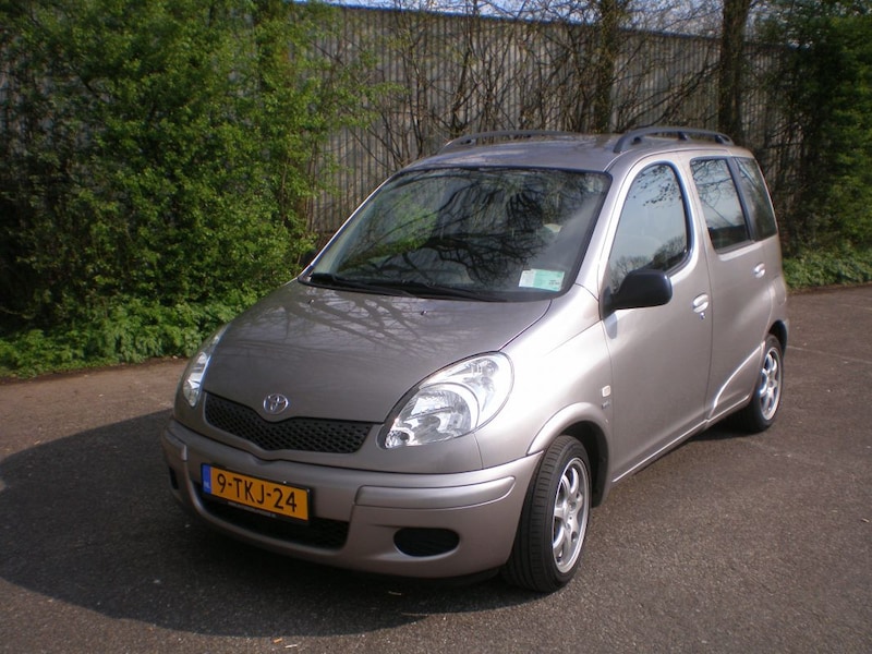Toyota Yaris Verso 1.3 16v VVT-i Linea Sol (2006)