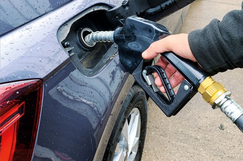 Nieuwe betaalpassen zorgen voor problemen bij tanken - AutoWeek