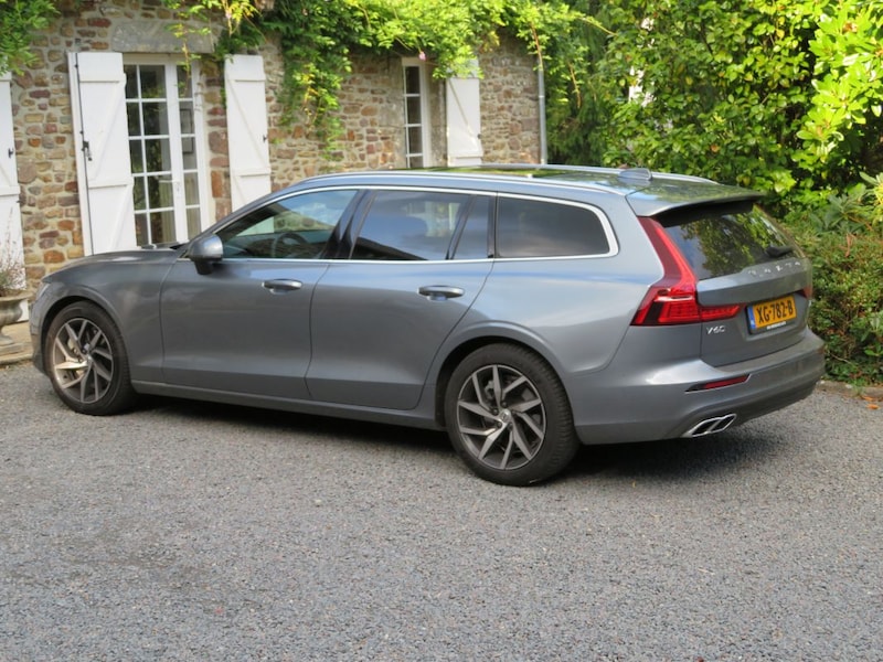 Volvo V60 T5 Momentum (2019)