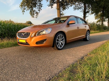 Volvo V60 D5 Momentum (2012)