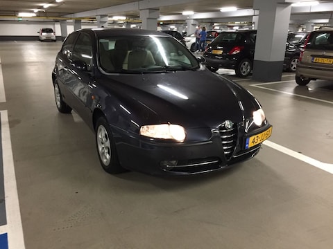 Alfa Romeo 147 1.6 T.Spark 16V Distinctive (2002)